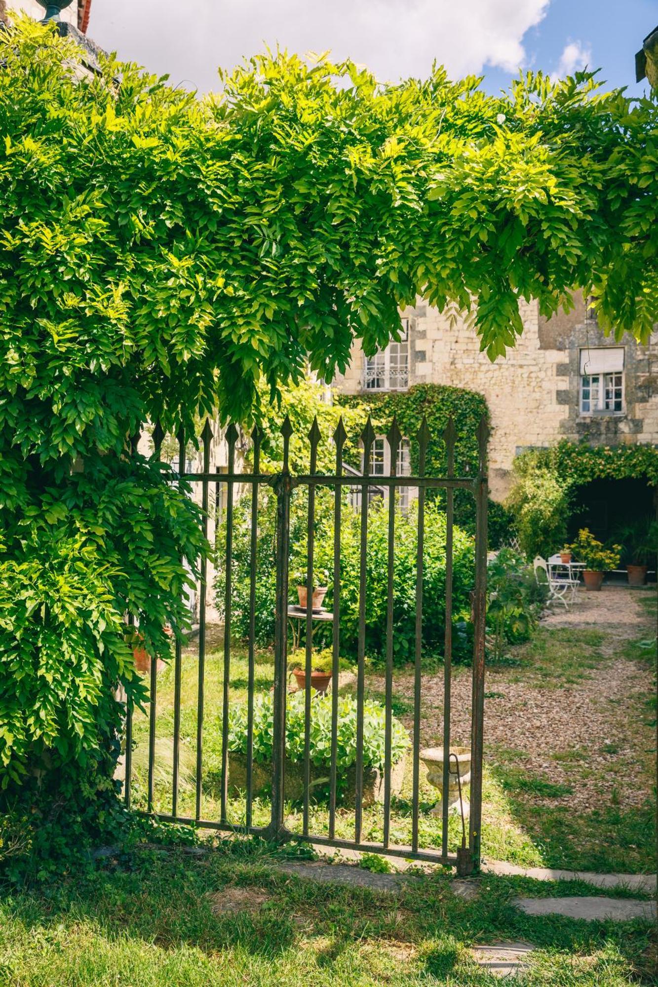 Le Prieure Sainte Croix Hotell Loudun Eksteriør bilde